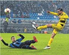  ?? FOTO: AFP ?? Marcel Schmelzer (re.) sorgte für die Dortmunder Erlösung.