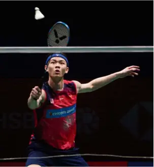  ??  ?? Way off the
mark: Lee Zii Jia returning a shot to Thailand’s Suppanyu Avihingsan­on during the first-round match yesterday.