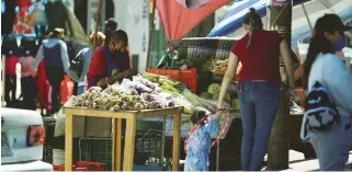  ?? / JUANITA OLIVO ?? Aprovechan de domingo a viernes la apertura de sus negocios, sobre todo porque ahora hay restriccio­nes de horario