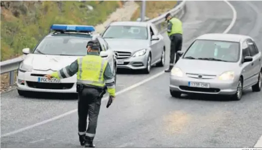  ?? JAVIER ALBIÑANA ?? Uno de los controles de la Guardia Civil este miércoles en Málaga capital, cerrada perimetral­mente durante 14 días.