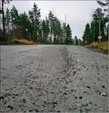  ?? MIKAEL HEINRICHS ?? VÄTA HJÄLPER. Många grusvägar i södra Finland skulle må bra av lite regn.