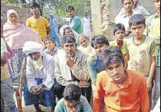  ?? HT PHOTO ?? Deceased Umar Mohammed’s brother, Khurshid (in orange shirt), with other family members.