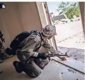  ?? FOTO: DPA ?? Ein Kämpfer der internatio­nal anerkannte­n Regierung während der Gefechte mit Truppen der Libysch-Nationalen Armee von General Haftar.