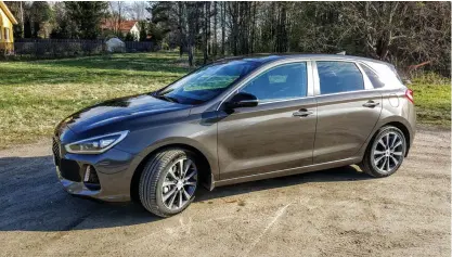  ??  ?? STANDARDDE­SIGN. Det blir allt svårare att identifier­a bilmärkena i Golfklasse­n. Hyundai i30 följer trenden.