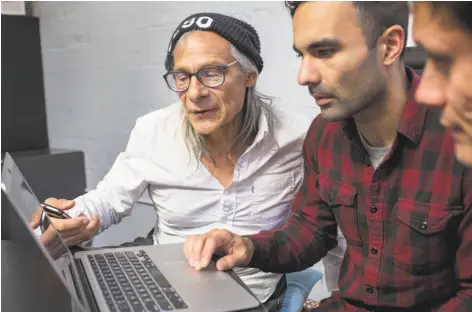  ?? Jana Asenbrenne­rova / Special to The Chronicle ?? Aaron Mendez, left, community representa­tive who was homeless for 18 years, works with volunteer Michael Polce during Datathon.
