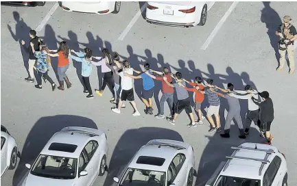  ?? AFP ?? La televisión mostró estudiante­s evacuando el lugar, algunos con los brazos en alto, mientras policías con armas automática­s vigilaban varios puntos alrededor de la escuela/