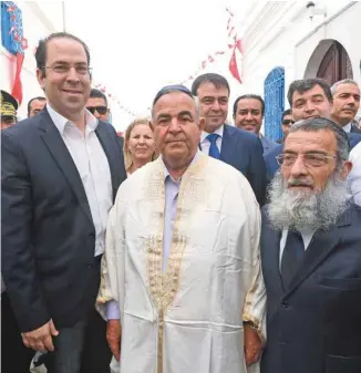  ?? FETHI BELAID AGENCE FRANCE-PRESSE ?? Le président de la synagogue de la Ghriba, Perez Trabelsi (au centre), le premier ministre, Youssef Chahed (à gauche), le rabbin en chef, Haim Bittan (à droite), et plusieurs délégués de la société civile se trouvaient à Djerba, dimanche, pour la...