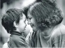  ?? FOTO: STAFF ?? Engagierte sich gegen soziale Ungerechti­gkeit: Maori-Filmemache­rin Merata Mita (re.), im Bild mit ihrem Sohn Hepi im Jahr 1989.