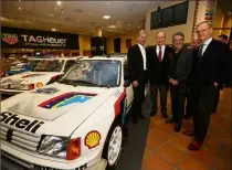  ??  ?? Le prince Albert II accompagné de Juha Kankkunen, Bruno Saby et Ari Vatanen près de sa Peugeot  Turbo  Evolution.