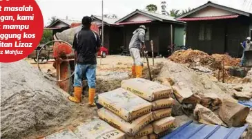  ??  ?? PROSES pembinaan pondok masih berjalan sedikit demi sedikit.