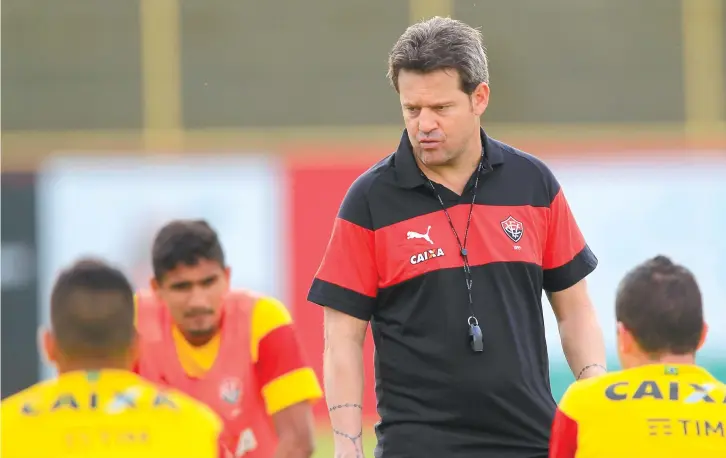  ??  ?? Técnico Argel Fucks deixa aberta a possibilid­ade de seguir no comando rubro-negro para a próxima temporada. Uma reunião está marcada com o presidente Viana para terça-feira