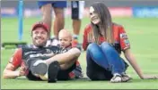  ?? HT FILE ?? ■ AB de Villiers with wife and son during IPL 2018.