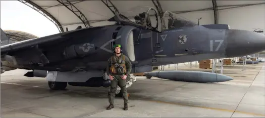 ?? US MARINE CORPS / STAFF SGT. DAISHA RAMIREZ ?? Le captain Joshua Corbett, devant son “Harrier” sur la base de Cherry Point, en Caroline du Nord, le 27 mars dernier.