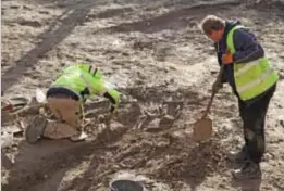  ?? FOTO JOZEF CROUGHS ?? Bij de opgravinge­n op het Abdijplein werden al zeven graven blootgeleg­d.