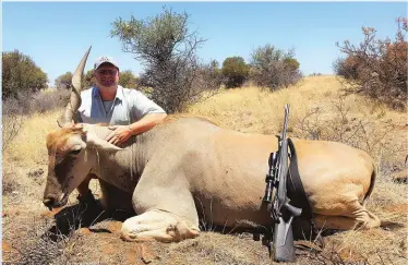  ??  ?? Hier sit Glen Visser, Wildspan se eienaar, by die elandbul wat ek met die Blaser geskiet het.