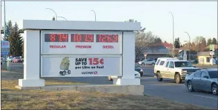  ?? NEWS PHOTO MO CRANKER ?? Gas prices have reached below 90 cents recently and an industry expert says stations are losing money on gas while trying to make some of that back on diesel.