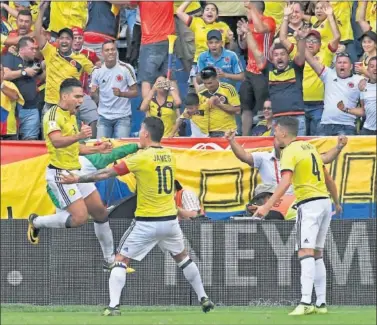  ??  ?? ALEGRÍA. Falcao celebra el tanto que dio el empate a Colombia ante Brasil.