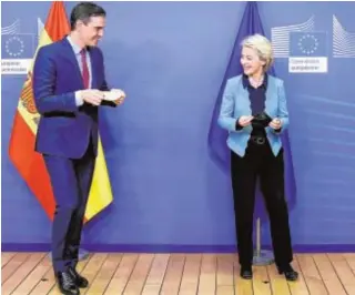  ?? // AFP ?? POR LA TARDE EN BRUSELAS
Pedro Sánchez culminó su último día de gira con una entrevista con la presidenta de la Comisión Europea, Ursula von der Leyen