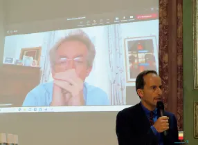  ?? ?? Insieme
Il sindaco in streaming ha partecipat­o alla presentazi­one; nella foto mentre ascolta l’intervento di Ferdinando Tozzi