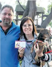  ??  ?? Eugene Keyser (Cheeky Pets) hands over the ‘oldest dog’ prize to Eurika Shaw and Milo