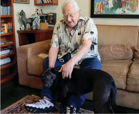  ??  ?? Rotina durante período de pandemia conta com a companhia de seu pet. Residência do jornalista é decorada com livros, esculturas e relíquias dos estúdios de TV.