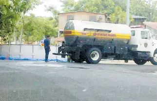  ??  ?? SEGÚN el jefe del Cuerpo de Bomberos, Pedro Vázquez -abajo- no esta previsto como una práctica autorizada que los bomberos limpien calles o llenen piscinas.