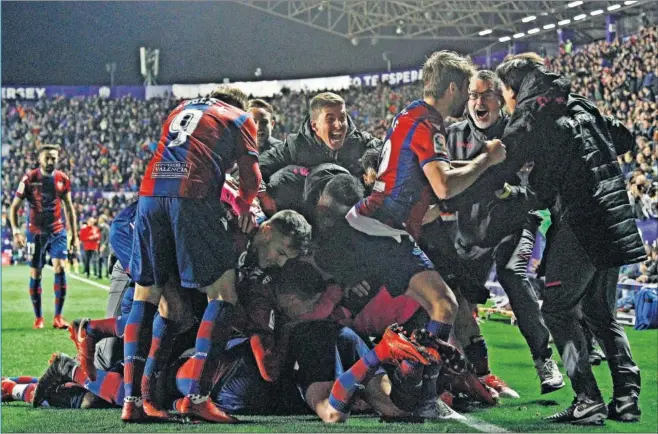  ??  ?? UNA PIÑA. Los jugadores levantinis­tas se fundieron en una piña con algunos suplentes e integrante­s del banquillo azulgrana tras marcar el gol del empate definitivo.