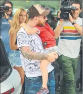  ?? FOTOS: JORDI GALBANY ?? Messi y Suárez, ayer a su llegada a la terminal de vuelos privados de El Prat. Ambos llegaron con sus mujeres e hijos procedente­s de la isla caribeña de Antigua y Barbuda, donde Leo y Antonela pasaron su luna de miel y recibieron la visita de sus...