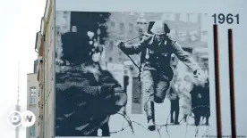  ??  ?? A photo that went around the world: 19-year-old East German jumps what is still only a low barbed wire fence on August 15, 1961