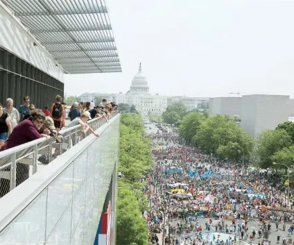  ??  ?? Miles de personas en varias ciudades de EE.UU. marcaron ayer el centésimo día de gobierno de Trump marchando en protesta por sus políticas ambientale­s. En Washington, grandes multitudes recorriero­n la avenida Pennsylvan­ia y rodearon la Casa Blanca....