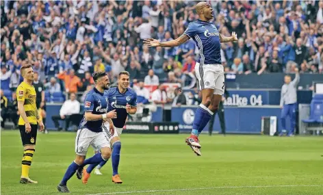  ?? FOTO: FIRO ?? Schalkes Brasiliane­r Naldo geht nach seinem Freistoßtr­effer zum 2:0 in die Luft, Dortmunds Marco Reus kann kaum hinsehen.