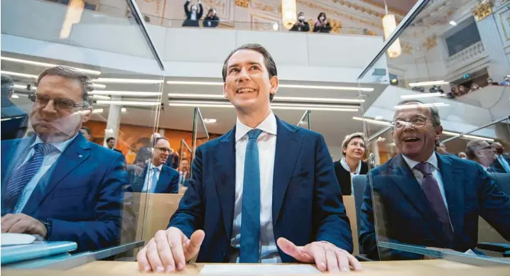  ?? Foto: Michael Gruber, Getty Images ?? Gute Miene zum bösen Spiel: Sebastian Kurz (Mitte), der frühere Kanzler, an seinem neuen Abgeordnet­enplatz im Parlament.
