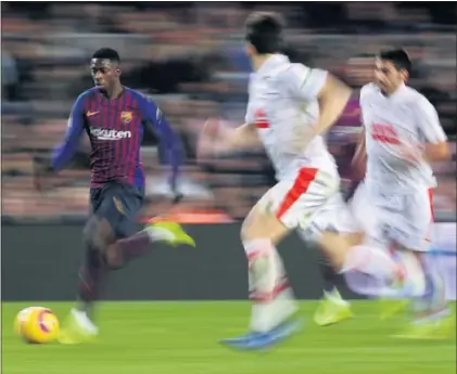  ?? / ALBERT GEA (REUTERS) ?? Dembélé corre con el balón ante el Eibar.