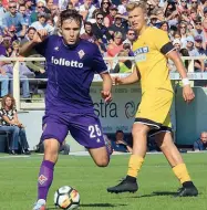  ??  ?? Stefano Pioli in panchina Sopra, Federico Chiesa in azione