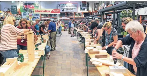  ?? FOTOS: MM ?? Rund 300 Frauen testeten in einer Wuppertale­r Bauhaus-Filiale ihre handwerkli­chen Fähigkeite­n – hier beim Bau eines Insektenho­tels.