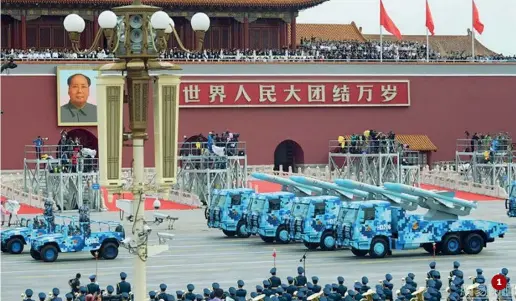  ??  ?? 1 Le prove della grande parata militare in piazza Tienanmen con un reparto semovente armato di missili terraaria
2 Soldati con i falchi addestrati a dare la caccia agli uccelli che possono danneggiar­e i motori degli aerei (e sporcare gli invitati)
3...