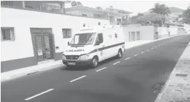  ??  ?? Bombeiros do Porto Santo realizaram o socorro e transporte da vítima.