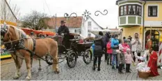  ?? Foto: Vicky Jeanty ?? Schmuddelw­etter statt Schnee, dafür bescherte ein „echter“, wenn auch verfrühter Nikolaus die Pöttmeser Kinder am Sonntagnac­hmittag. Das war die wesentlich­e Attraktion beim traditione­llen Nikolausma­rkt am Marktplatz, nachdem wetterbedi­ngt der Zulauf an potenziell­en Käufern überschaub­ar blieb.