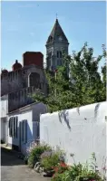  ??  ?? Autour de l’église Saint-Philibert se dévoilent les vieux quartiers noirmoutri­ns.