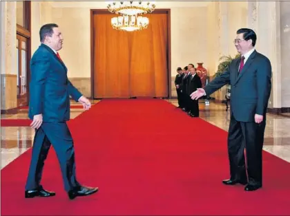  ?? / EFE ?? Los entonces presidente­s venezolano y chino, Hugo Chávez y Hu Jintao, en Caracas el 8 de abril de 2009.