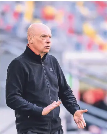  ?? FOTO: MARIUS BECKER/DPA ?? Trainer Uwe Rösler muss im Mittelfeld improvisie­ren.