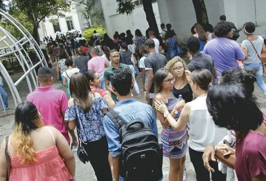  ??  ?? Estudantes chegaram cedo ao Colégio Central para não perder a abertura dos portões, que reajustada devido ao Horário de Verão
