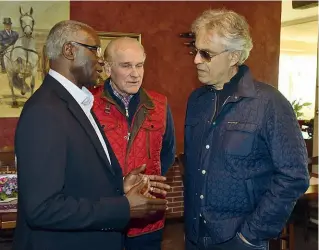  ??  ?? In sella Tony Iwobi, il proprietar­io del maneggio Equisport di Spirano Pasquale Beretta e il tenore di fama internazio­nale Andrea Bocelli