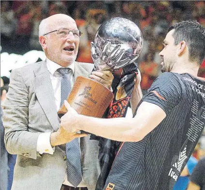  ?? FOTO: MD ?? Arriba, Juan Roig levanta el trofeo de campeón de Liga Endesa ayudado por el capitán Rafa Martínez. Lejos quedan los tiempos de las inversione­s millonaria­s en jugadores como Tomasevic u Oberto (a la izquierda). El presidente Vicente Solá (abajo,...