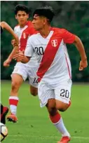  ??  ?? Un juvenil de la selección peruana conduce la pelota en un cotejo.