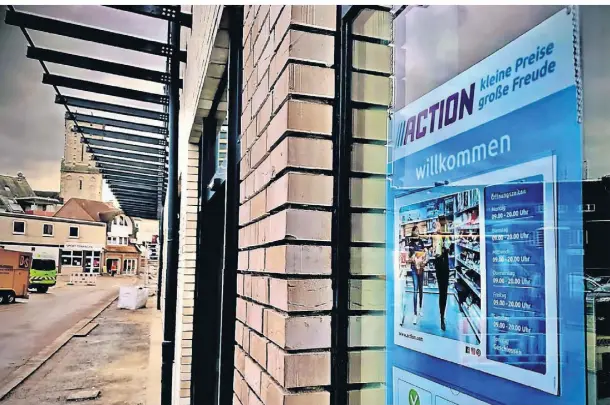  ?? RP-FOTO: HAGEMANN ?? „Action“hat schon ein Plakat aufgehängt. Die Geschäfte im neuen Komplex am Neumarkt sollen vermutlich am Donnerstag, 23. Februar, eröffnen.