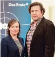  ?? Foto: Christoph Schmidt, dpa ?? Das neue Ermittlert­eam: Eva Löbau als Kommissari­n Franziska Tobler und Hans Jochen Wagner als Kommissar Friedemann Berg ermitteln im Schwarz wald.