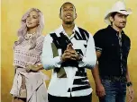  ??  ?? Giurata La popstar con il rapper Ludacris (al centro) e il cantante country Brad Paisley: i giurati del talent show americano «Rising Star», un format andato in onda su Canale 5