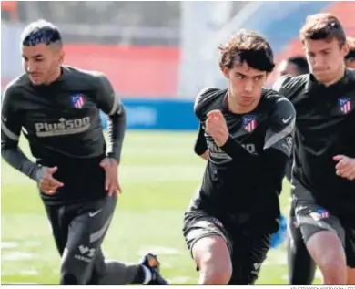  ?? ATLETICODE­MADRID.COM / EFE ?? Joao Félix, en primer término, durante el entrenamie­nto de ayer en Majadahond­a.