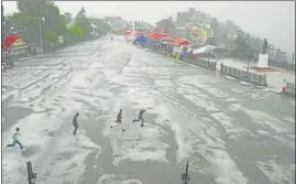  ?? DEEPAK SANSTA/HT ?? The hailstorm that lasted nearly one hour disrupted the traffic in Shimla.